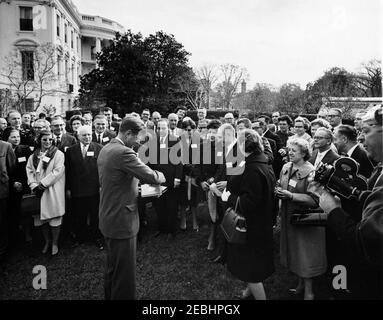 Besuch der Delegierten der Sitzung 1963, Verwaltungsrat des Beratenden Ausschusses für Poststudien, Universelle Postunion, 9:35am Uhr. Präsident John F. Kennedy (Mitte links) erhält ein Briefmarkenalbum bei einem Besuch internationaler Delegierter auf der Universellen Post-Unionu0027s 1963-Sitzung des Verwaltungsrats des Beratenden Ausschusses für Poststudien. Rose Garden, White House, Washington, D.C. Stockfoto