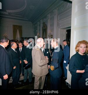 Staatsbegräbnis von Präsident Kennedy: Weißes Haus, nach Beerdigung Empfang. Präsident von Frankreich, General Charles de Gaulle, besucht Prinz Philip, Herzog von Edinburgh, während eines Empfangs im Weißen Haus, nach dem Staatsbegräbnis von Präsident John F. Kennedy; Joan Bennett Kennedy steht ganz rechts. Ebenfalls im Bild: Außenminister der Vereinigten Arabischen Republik, Mahmoud Fawzi; Botschafter der Vereinigten Arabischen Republik, Dr. Mostafa Kamel; Außenminister Frankreichs, Maurice Couve de Murville; Botschafter Großbritanniens, Sir David Ormsby-Gore; Naval Aide bei Präsident Kenned Stockfoto