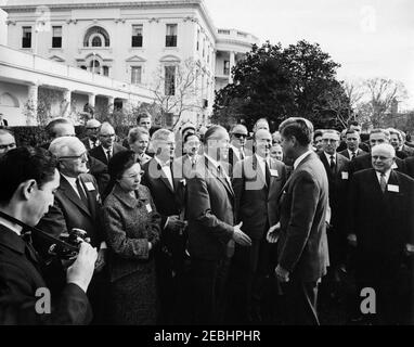 Besuch der Delegierten der Sitzung 1963, Verwaltungsrat des Beratenden Ausschusses für Poststudien, Universelle Postunion, 9:35am Uhr. Präsident John F. Kennedy (rechts) begrüßt internationale Delegierte zur Sitzung der Universellen Post Unionu0027s 1963 des Verwaltungsrats des Beratenden Ausschusses für Poststudien. Rose Garden, White House, Washington, D.C. Stockfoto