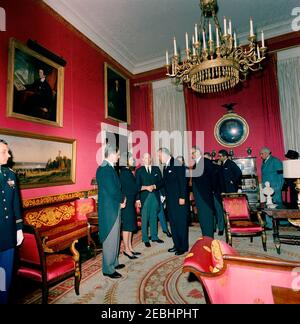 Staatsbegräbnis von Präsident Kennedy: Weißes Haus, nach Beerdigung Empfang. Jacqueline Kennedy und Senator Edward M. Kennedy (Massachusetts) begrüßen die Gäste bei einem Empfang im Weißen Haus nach dem Staatsbegräbnis von Präsident John F. Kennedy; Frau Kennedy schüttelt die Hände mit Prinz Bertil von Schweden. Auch im Bild: Premierminister von Schweden, Tage Erlanger; Premierminister von Jamaika, Sir Alexander Bustamante; First Lady von Jamaica, Gladys Bustamante (meist versteckt); US-Chef des Protokolls, Angier Biddle Duke; Air Force Aide to President Kennedy, Brigadier General Godfrey T. McHugh (teilweise h Stockfoto