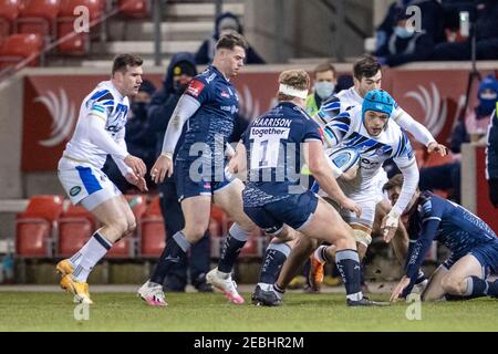 12th. Februar 2021; AJ Bell Stadium, Salford, Lancashire, England; English Premiership Rugby, Sale Sharks versus Bath; Zach Mercer of Bath Rugby wird von Ross Harrison of Sale Sharks in Angriff genommen Stockfoto