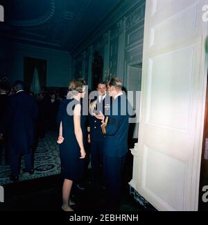 Staatsbegräbnis von Präsident Kennedy: Weißes Haus, nach Beerdigung Empfang. Eunice Kennedy Shriver besucht Prinz Philip, Herzog von Edinburgh, während eines Empfangs im Weißen Haus, nach dem Staatsbegräbnis von Präsident John F. Kennedy. Naval Aide to President Kennedy, Captain Tazewell Shepard, steht in der Mitte. State Dining Room, White House, Washington, D.C. Stockfoto
