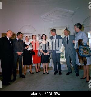 Besuch des Vorsitzenden des Demokratischen Nationalkomitees (DNC) John Bailey, Lena Horne, Carol Lawrence, Richard Adler, Sidney Salomon, stellvertretende Vorsitzende der DNC Margaret B. Price und Sekretärin der DNC Dorothy Vredenburgh Bush, 11:30am. Präsident John F. Kennedy besucht Beamte und Unterhalter, die an einer Spendenaktion für die Demokratische Partei teilnehmen, die für Januar 1964 geplant ist. Von links nach rechts: Vorsitzender des Demokratischen Nationalkomitees (DNC), John M. Bailey; Komponist, Richard Adler; Sängerin, Schauspielerin und Bürgerrechtlerin, Lena Horne; stellvertretende Vorsitzende der DNC, Margaret B. Price; A Stockfoto