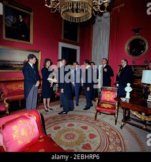 Staatsbegräbnis von Präsident Kennedy: Weißes Haus, nach Beerdigung Empfang. Jacqueline Kennedy und Senator Edward M. Kennedy (Massachusetts) begrüßen die Gäste während eines Empfangs im Weißen Haus nach dem Staatsbegräbnis von Präsident John F. Kennedy; Frau Kennedy schüttelt die Hände mit dem Ständigen Vertreter der Tschechoslowakei bei den Vereinten Nationen (UN), Jiri Hajek. Ebenfalls im Bild: Botschafter der Tschechoslowakei, Dr. Karel Duda; Prinz Bertil von Schweden; Premierminister von Schweden, Tage Erlanger; Minister ohne Portfolio von Schweden, Olof Palme; US-Protokollchef, Angier Biddle Duke; Luftwaffe Aide Stockfoto