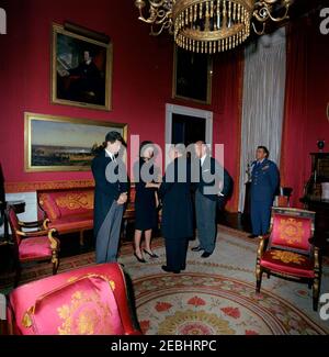 Staatsbegräbnis von Präsident Kennedy: Weißes Haus, nach Beerdigung Empfang. Jacqueline Kennedy und Senator Edward M. Kennedy (Massachusetts) begrüßen die Gäste bei einem Empfang im Weißen Haus nach dem Staatsbegräbnis von Präsident John F. Kennedy; Frau Kennedy schüttelt die Hände mit Erzbischof von Myra, dem Hochwürden Egidio Vagnozzi. Ebenfalls abgebildet: US-Chef des Protokolls, Angier Biddle Duke; Air Force Aide to President Kennedy, Brigadier General Godfrey T. McHugh. Red Room, White House, Washington, D.C. Stockfoto