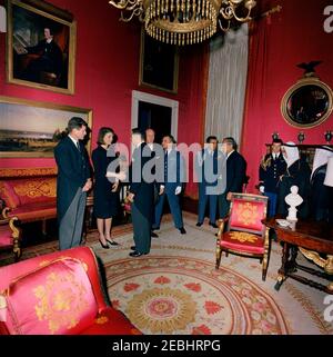 Staatsbegräbnis von Präsident Kennedy: Weißes Haus, nach Beerdigung Empfang. Jacqueline Kennedy und Senator Edward M. Kennedy (Massachusetts) begrüßen die Gäste bei einem Empfang im Weißen Haus nach dem Staatsbegräbnis von Präsident John F. Kennedy; Frau Kennedy schüttelt die Hände mit einem unbekannten Mann. Ebenfalls im Bild: Generalsekretär der Vereinten Nationen (UN), U Thant; Botschafter aus Saudi-Arabien in Frankreich, Rashad Pharaon; US-Chef des Protokolls, Angier Biddle Duke; Air Force Aide an Präsident Kennedy, Brigadier General Godfrey T. McHugh. Red Room, White House, Washington, D.C. Stockfoto
