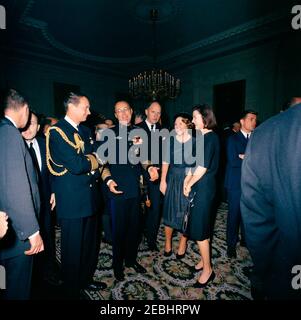 Staatsbegräbnis von Präsident Kennedy: Weißes Haus, nach Beerdigung Empfang. Prinz Bernhard und Prinzessin Beatrix der Niederlande besuchen mit Naval Aide Präsident John F. Kennedy, Kapitän Tazewell Shepard (links) und seine Frau Julia Ann Shepard (rechts) während eines Empfangs im Weißen Haus, nach dem Staatsbegräbnis von Präsident Kennedy. Im Zentrum steht der niederländische Außenminister Joseph LUNs. Ebenfalls im Bild (im Hintergrund): Erster stellvertretender Vorsitzender des Ministerrats der Sowjetunion, Anastas Mikoyan; Premierminister des Königreichs Norwegen, Einar Gerhardsen. Stockfoto