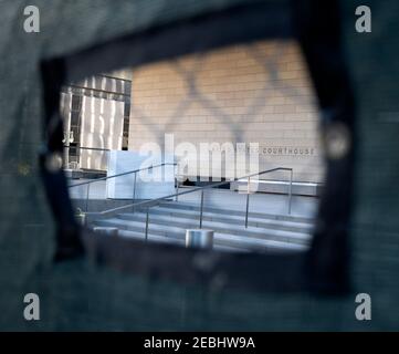 Los Angeles, CA USA - 10. Januar 2021: Das Gerichtsgebäude der Vereinigten Staaten ist eingezäunt und an Bord Stockfoto