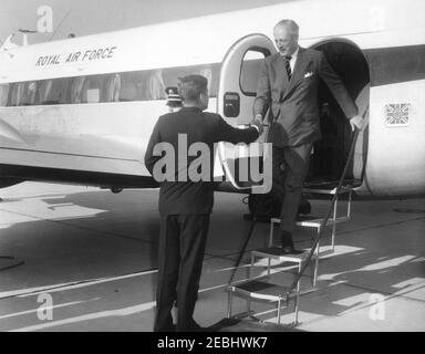 Ankunftszeremonie für Harold Macmillan, Premierminister von Großbritannien, 4:50pm Uhr. Präsident John F. Kennedy schüttelt die Hände mit Premierminister von Großbritannien, Harold Macmillan, nach der Ankunft des Premierministers Ministeru0027s auf der Andrews Air Force Base, Maryland, an Bord eines Flugzeugs der Royal Air Force.