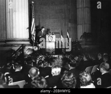 Ansprache an die Abschlussklasse, FBI National Academy, 11:26am Uhr. Präsident John F. Kennedy (am Rednerpult) spricht die Abschlussklasse des Federal Bureau of Investigation (FBI) National Academy. Sitzen auf der Bühne (L-R): Direktor des FBI, J. Edgar Hoover; Generalstaatsanwalt, Robert F. Kennedy; Milbank Professor für Religion an der George Washington University, Rev. Dr. Joseph R. Sizoo; nicht identifiziert. Departmental Auditorium, Washington, D.C. Stockfoto