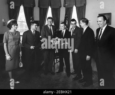 Besuch der Empfänger der Hearst Foundationu0027s Annual National Journalism Awards, 12:33pm Uhr. Präsident John F. Kennedy besucht mit den Empfängern der Hearst Foundationu2019s Annual National Journalism Awards. Von links nach rechts: Frau Fred Zimmerman; Preisträger der University of Kansas, Fred Zimmerman; Präsident Kennedy; Preisträger der University of Nebraska, Harold Brown; Direktor der School of Journalism an der University of Nebraska, Dr. William E. Hall; Kanzler der University of Nebraska, Dr. Clifford M. Hardin; Präsident von Hearst Publications, Randolph A. Hearst Stockfoto