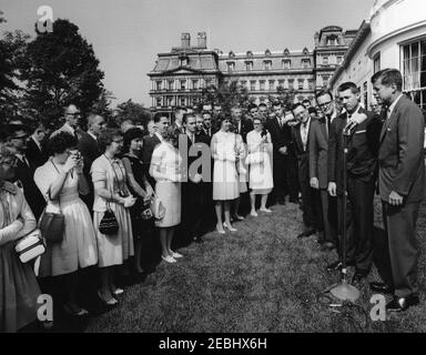 Besuch der Senior Class der Glen Lake (Michigan) High School, 9:50am Uhr. Präsident John F. Kennedy (ganz rechts, am Mikrofon) begrüßt die Oberklasse der Glen Lake High School (Maple City, Michigan) im Weißen Haus. Mit Präsident Kennedy stehen, von links: Vertreter Robert P. Griffin (Michigan); Vertreter Ken Hechler von West Virginia (meist versteckt); Senator Philip A. Hart (Michigan); Glen Lake Student, Duane Richardson. Herr Richardson und seine Klassenkameraden besuchten Washington, D.C., auf einer mit Spenden finanzierten Reise, nachdem die Gruppe die ursprünglichen Gelder zur Bezahlung gab Stockfoto