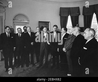 Treffen mit Richard Daley, Bürgermeister von Chicago, 12:21pm Uhr. Präsident John F. Kennedy steht mit dem Bürgermeister von Chicago, Richard J. Daley, und Beamten aus Illinois. Von links nach rechts: Präsident der Chicago Association of Commerce and Industry, Edward C. Logelin, Jr.; Dr. Warren C. Johnson von der University of Chicago; Präsident von Hallicrafters Co., William J. Halligan; Präsident des Illinois Institute of Technology, John T. Rettaliata; nicht identifiziert; Vorsitzender der Real Estate Research Corporation, James C. Downs, Jr.; Repräsentant Sidney R. Yates (Illinois); Präsident Kennedy; Bürgermeister Daley; Rep Stockfoto