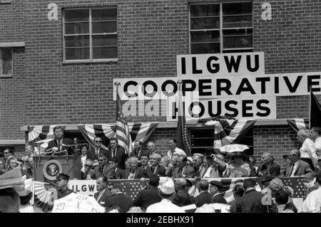 Reise nach New York City: International Ladies Garment Workers Union (ILGWU) Housing Project, 1:00pm Uhr. Präsident John F. Kennedy (links, am Rednerpult) hält eine Rede bei der Einweihung der Penn Station South Cooperative Houses, einem kooperativen Wohnprojekt der International Ladiesu2019 Garment Workersu2019 Union (ILGWU). Auch im Bild: Gouverneur von New York, Nelson Rockefeller; Präsident der ILGWU, David Dubinsky; Bürgermeister von New York City, Robert F. Wagner, Jr.; Präsident der American Federation of Labor and Congress of Industrial Organizations (AFL-CIO), George Meany; Präsident von Unite Stockfoto