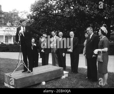 Besuch der Teilnehmer der Wahlkampfkonferenz für Demokratische Frauen 1962, 9:35am Uhr. Präsident John F. Kennedy hält Bemerkungen an die Teilnehmer der Wahlkampfkonferenz für demokratische Frauen 1962. Von links nach rechts: Präsident Kennedy; Repräsentant Carl Albert (Oklahoma); Repräsentant Hale Boggs (Louisiana); Senator George Smathers (Florida); Senator Mike Mansfield (Montana); Senator Hubert H. Humphrey (Minnesota); First Lady Jacqueline Kennedy; Vizepräsident Lyndon B. Johnson; stellvertretende Vorsitzende des Demokratischen Nationalkomitees (DNC), Margaret B. Price. Geheimagent des Weißen Hauses, Ken Stockfoto