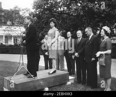 Besuch der Teilnehmer der Wahlkampfkonferenz für Demokratische Frauen 1962, 9:35am Uhr. Präsident John F. Kennedy hält Bemerkungen an die Teilnehmer der Wahlkampfkonferenz für demokratische Frauen 1962. Von links nach rechts: Präsident Kennedy; Repräsentantin Hale Boggs (Louisiana); First Lady Jacqueline Kennedy; Senator George Smathers von Florida (teilweise versteckt); Senator Mike Mansfield (Montana); Senator Hubert H. Humphrey (Minnesota); Vizepräsident Lyndon B. Johnson; stellvertretende Vorsitzende des Demokratischen Nationalkomitees (DNC), Margaret B. Price. South Lawn, White House, Washington, D.C. Stockfoto