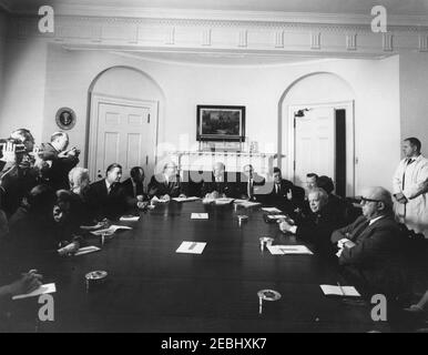 Besuch bei Mitgliedern des Eleanor Roosevelt Komitees, 11:33am Uhr. Präsident John F. Kennedy besucht mit Mitgliedern des Eleanor Roosevelt Komitees; Präsident Kennedy gründete das Komitee, um die Eleanor Roosevelt Memorial Foundation zu gründen. Im Uhrzeigersinn um den Tisch (von unten links): Nicht identifiziert; ehemalige stellvertretende Verteidigungsministerin für Manpower, Anna M. Rosenberg; Exekutivdirektor der Bürgerkommission für Kinder von New York, Trude W. Lash; Franklin D. Roosevelt, Jr.; nicht identifiziert; Vertreter James Roosevelt (Kalifornien); Botschafter der Vereinigten Staaten bei den Vereinten Nationen (UN) und c Stockfoto