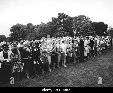 Besuch der Teilnehmer der Wahlkampfkonferenz für Demokratische Frauen 1962, 9:35am Uhr. Präsident John F. Kennedy (Mitte rechts) begrüßt die Teilnehmer der Wahlkampfkonferenz für demokratische Frauen 1962. South Lawn, White House, Washington, D.C. Stockfoto