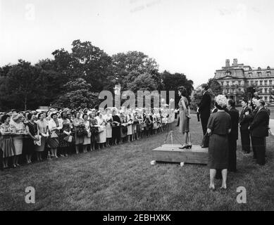 Besuch der Teilnehmer der Wahlkampfkonferenz für Demokratische Frauen 1962, 9:35am Uhr. First Lady Jacqueline Kennedy (auf der Plattform) hält Bemerkungen an die Teilnehmer der Wahlkampfkonferenz für demokratische Frauen 1962; Präsident John F. Kennedy steht auf der Plattform mit Frau Kennedy. Ebenfalls abgebildet (rechts): Vizepräsidentin des Demokratischen Nationalkomitees (DNC), Margaret B. Price; Vizepräsident Lyndon B. Johnson (meist versteckt); Senator Hubert H. Humphrey (Minnesota); Repräsentant Hale Boggs (Louisiana); Senator George Smathers (Florida); Senator Mike Mansfield (Montana); Vorsitzender des DN Stockfoto