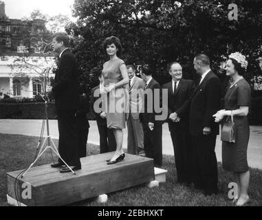 Besuch der Teilnehmer der Wahlkampfkonferenz für Demokratische Frauen 1962, 9:35am Uhr. Präsident John F. Kennedy hält Bemerkungen an die Teilnehmer der Wahlkampfkonferenz für demokratische Frauen 1962. Von links nach rechts: Präsident Kennedy; Repräsentantin Hale Boggs von Louisiana (meist versteckt); First Lady Jacqueline Kennedy; Senator George Smathers (Florida); Senator Mike Mansfield (Montana); Senator Hubert H. Humphrey (Minnesota); Vizepräsident Lyndon B. Johnson; stellvertretende Vorsitzende des Demokratischen Nationalkomitees (DNC), Margaret B. Price. South Lawn, White House, Washington, D.C. Stockfoto