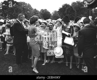 Besuch der Teilnehmer der Wahlkampfkonferenz für Demokratische Frauen 1962, 9:35am Uhr. Vizepräsidentin Lyndon B. Johnson und First Lady Jacqueline Kennedy begrüßen die Teilnehmer der Wahlkampfkonferenz 1962 für demokratische Frauen. South Lawn, White House, Washington, D.C. Stockfoto