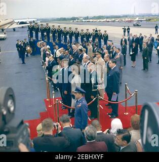 Zeremonie zur Ankunft von Fu00e9lix Houphouu00ebt-Boigny, Präsident der Elfenbeinküste, 12:00pm Uhr. Präsident John F. Kennedy, First Lady Jacqueline Kennedy und andere nehmen an den Ankunftszeremonien zu Ehren des Präsidenten der Elfenbeinküste, Fu00e9lix Houphouu00ebt-Boigny, Teil. Auf der Plattform: Präsident Kennedy; Frau Kennedy; Präsident Houphouu00ebt-Boigny; First Lady der Elfenbeinküste, Marie-Thu00e9ru00e8se Houphouu00ebt-Boigny; Botschafter der Elfenbeinküste, Henri Konan Bu00e9diu00e9; US-Staatssekretär, Dean Rusk; US-Botschafter an der Elfenbeinküste, R. Borden reams; Vice Chief of Staff Stockfoto