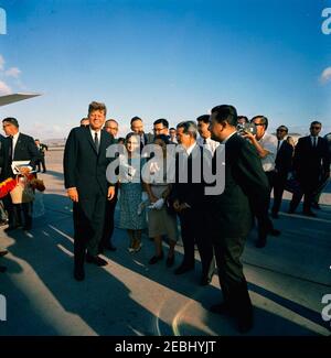 Reise in die westlichen Staaten: Honolulu, Hawaii, Abfahrt vom Honolulu International Airport, 5:35pm Uhr. Präsident John F. Kennedy (links) posiert mit Senator Daniel K. Inouye (Hawaii), Mitgliedern der Familie Senator Inouyeu0027s, und anderen, bevor er vom Honolulu International Airport in Honolulu, Hawaii abfliegt. Von links nach rechts (in der Mittelgruppe): Nicht identifiziert (hinten, meist verdeckt); Präsident Kennedy; Senator Inouyeu0027s Schwiegervater, Tokuyoshi Awamura; Senator Inouyeu0027s Schwiegermutter, Mitsu Awamura; Senator Mike Mansfield (Montana); Robert Inouye; Kame Inouye; Hyotaro Inouye; John Inouye; Senato Stockfoto