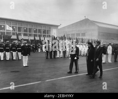 Zeremonie zur Ankunft von Erzbischof Makarios III., Präsident von Zypern, 11:00am Uhr. Präsident John F. Kennedy und Präsident der Republik Zypern, Erzbischof Makarios III (beide gehen rechts), überprüfen Ehrengarde Truppen während der Ankunftszeremonien für Erzbischof Makarios III; Kommandant der Truppen, Oberstleutnant Charles P. Murray, Jr., begleitet den Präsidenten und Erzbischof. Military Air Transport Service (MATS) Terminal, Washington National Airport, Washington, D.C. Stockfoto