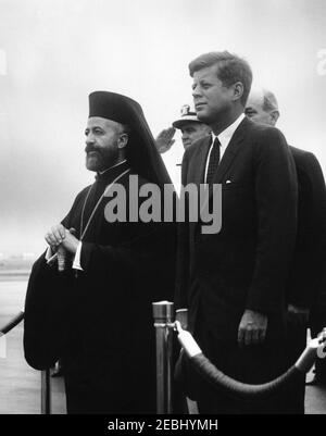 Zeremonie zur Ankunft von Erzbischof Makarios III., Präsident von Zypern, 11:00am Uhr. Präsident John F. Kennedy nimmt an den Ankunftszeremonien zu Ehren des Präsidenten der Republik Zypern, Erzbischof Makarios III., Teil Von links nach rechts: Erzbischof Makarios III; Leiter der Marineoperationen, Admiral George W. Anderson, Jr. (U.S.N.), Begrüßung; Präsident Kennedy; US-Außenminister Dean Rusk (teilweise versteckt). Military Air Transport Service (MATS) Terminal, Washington National Airport, Washington D.C. Stockfoto