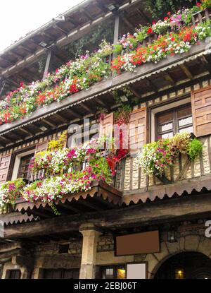 Typische Häuser des mittelalterlichen Dorfes La Alberca mit Balkonen voller Blumen, Provinz Salamanca, Spanien Stockfoto