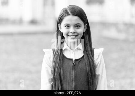 Der 1. September ist da. Glückliches Kind zurück zur Schule am 1. September. Erster Schultag. Grundschulbildung. Starten. September. Wissenstag. Beginn des neuen Studienjahres. Stockfoto