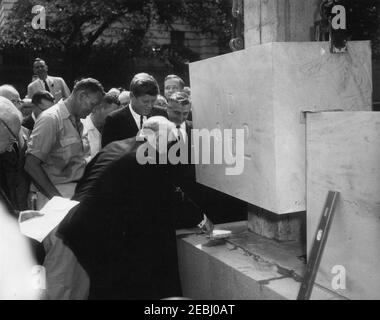 Grundsteinlegung, Bürogebäude Rayburn House, 10:28am Uhr. Präsident John F. Kennedy sieht zu, wie der Sprecher des Repräsentantenhauses und Vorsitzender der House Office Building Commission, John W. McCormack (Massachusetts), an der Grundsteinlegung für das Rayburn House Office Building teilnehmen, die dem verstorbenen Sprecher des Hauses, Sam Rayburn, gewidmet ist. Andere auf der Suche nach: Architekt des Capitol, J. George Stewart; Vertreter Samuel S. Stratton (New York); Vertreter Roman C. Pucinski (Illinois); Vertreter Charles MCC. Mathias, Jr. (Maryland). Washington, Stockfoto