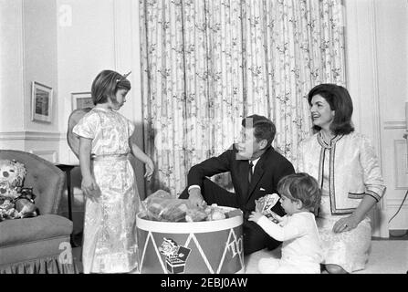 Präsident Kennedy, First Lady Jacqueline Kennedy (JBK) und Kinder im Kindergarten des Weißen Hauses. Präsident John F. Kennedy und First Lady Jacqueline Kennedy besuchen mit ihren Kindern Caroline Kennedy und John F. Kennedy, Jr., im Kinderzimmer Johnu2019s, nach einer gemeinsamen Geburtstagsfeier für die Kinder. White House, Washington, D.C. Stockfoto