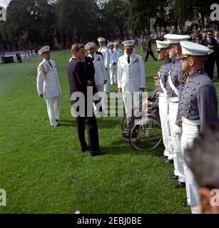 Festrede an der United States Military Academy, West Point (New York), 10:01AM Uhr. Präsident John F. Kennedy nimmt an den Abschlussübungen an der United States Military Academy (USMA), West Point, New York Teil. Präsident Kennedy (Mitte links) besucht mit drei Kadetten, die er zum USMA während Senator von Massachusetts ernannt. Die Kadetten, die rechts stehen, sind (L-R): Peter J. Oldfield, David G. Binney und Kevin G. Renaghan. Ebenfalls im Bild: Militärhilfe an den Präsidenten, General Chester V. Clifton; Sekretär der Armee, Elvis J. Stahr, Jr. (teilweise versteckt); Vorsitzender der Joint Chiefs von Stockfoto