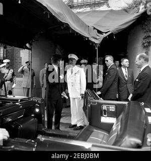 Festrede an der United States Military Academy, West Point (New York), 10:01AM Uhr. Präsident John F. Kennedy spricht mit dem Superintendenten der United States Military Academy (USMA), Generalmajor William C. Westmoreland (Mitte), bevor er in die Präsidentenlimousine (Lincoln-Mercury Continental Cabrio) tritt, nachdem er seine Abschlussübungen an der USMA, West Point, New York, absolviert hat. Ebenfalls im Bild: Militärhilfe für den Präsidenten, General Chester V. Clifton; Sekretär der Armee, Elvis J. Stahr, Jr.; Sonderassistent des Präsidenten, Kenneth P. Ou2019Donnell; Sonderassistent des Präsidenten Stockfoto