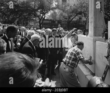 Grundsteinlegung, Bürogebäude Rayburn House, 10:28am Uhr. Präsident John F. Kennedy beobachtet die Absenkung eines Marmorblocks während der Grundsteinlegung für das Bürogebäude des Rayburn House, das dem verstorbenen Sprecher des Repräsentantenhauses, Sam Rayburn, gewidmet ist. Andere, die auf der Suche sind: Vertreter Roland V. Libonati (Illinois); Architekt des Kapitols, J. George Stewart; Sprecher des Hauses und Vorsitzender der House Office Building Commission, John W. McCormack (Massachusetts); Vertreter Samuel S. Stratton (New York); Vertreter Charles MCC. Mathias, J Stockfoto