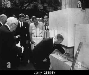Grundsteinlegung, Bürogebäude Rayburn House, 10:28am Uhr. Präsident John F. Kennedy beobachtet, wie der Repräsentant Joseph W. Martin, Jr. (Massachusetts), an der Grundsteinlegung für das Bürogebäude des Rayburn House, das dem verstorbenen Sprecher des Hauses, Sam Rayburn, gewidmet ist, teilnimmt. Weitere Personen, die sich mit der Baukommission des Repräsentantenhauses, dem Vertreter Carl Vinson (Georgia), dem Architekten des Kapitols, J. George Stewart, dem Vertreter Roman C. Pucinski (Illinois) und dem Vertreter Charles MCC befreust. Mathias, Jr. (Maryland). Washington, D.C. Stockfoto