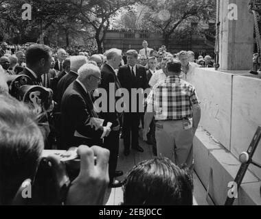 Grundsteinlegung, Bürogebäude Rayburn House, 10:28am Uhr. Präsident John F. Kennedy nimmt an der Grundsteinlegung für das Bürogebäude des Rayburn House Teil, die dem verstorbenen Präsidenten des Repräsentantenhauses, Sam Rayburn, gewidmet ist. Ebenfalls im Bild: Repräsentant William L. Dawson (Illinois); Repräsentant Roland V. Libonati (Illinois); Architekt des Kapitols, J. George Stewart; Sprecher des Hauses und Vorsitzender der House Office Building Commission, John W. McCormack (Massachusetts); Repräsentant Samuel S. Stratton (New York); Repräsentant Roman C. Pucinski (Illinois) Stockfoto