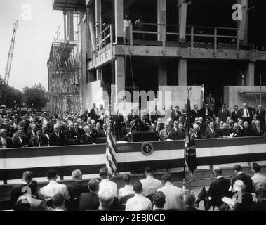 Grundsteinlegung, Bürogebäude Rayburn House, 10:28am Uhr. Präsident John F. Kennedy hält Bemerkungen bei der Grundsteinlegung für das Bürogebäude des Rayburn House, das dem verstorbenen Präsidenten des Repräsentantenhauses, Sam Rayburn, gewidmet ist. Die Sitzenden auf Plattform gehören: Vertreter Leslie C. Arends (Illinois); Vertreter Clarence Cannon (Missouri); Vertreter Carl Albert (Oklahoma); Vertreter Paul F. Schenck (Ohio); Chief Justice des Obersten Gerichtshofs, Earl Warren; Vertreter Thomas E. Morgan (Pennsylvania); Senator Francis Fall (South Dakota); sprechen Stockfoto