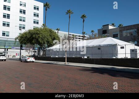 Los Angeles, CA USA - 30. Januar 2021: Zelte vor dem Kaiser Hospital für Coronavirus-Patienten während des COVID-19-Fallanstiegs Stockfoto