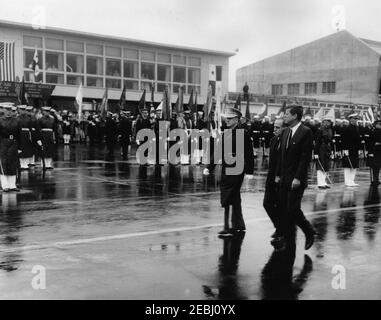 Ankunft von Roberto F. Chiari, Präsident von Panama, 11:00am Uhr. Präsident John F. Kennedy und Präsident von Panama, Roberto F. Chiari (Mitte), überprüfen Ehrengarde Truppen während der Ankunftszeremonie zu Ehren von Präsident Chiari; Kommandant der Truppen, Oberst Richard M. Lee (links), eskortiert sie. Military Air Transport Service (MATS) Terminal, Washington National Airport, Washington, D.C. Stockfoto