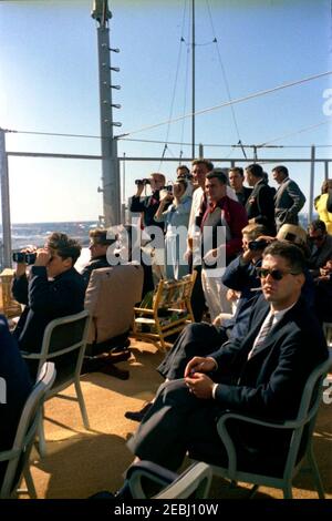 Präsident Kennedy beobachtet das 1st Americau0027s Cup Race. Präsident John F. Kennedy und First Lady Jacqueline Kennedy (beide sitzen links) beobachten das erste Rennen des Cup 1962 Americau0027s von Bord der USS Joseph P. Kennedy, Jr. auch im Bild: John Forbes Kerry; Untersekretär der Marine, Paul u0022Redu0022 Fay; Anita Fay; Franklin D. Roosevelt, Jr.; Pressesekretär Pierre Salinger; Stellvertretender Pressesekretär Malcolm Kilduff; Naval Aide to the President, Captain Tazewell Shepard; Senator Benjamin A. Smith II (Massachusetts); Stellvertretender Finanzminister James A. Reed. Newpo Stockfoto