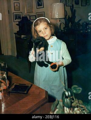 Präsident Kennedy mit Caroline Kennedy (CBK) u0026 John F. Kennedy, Jr. (JFK, Jr.), in Halloween-Kostümen. Caroline Kennedy hält eine Katze im Büro von Präsident John F. Kennedyu2019s Persönliche Sekretärin, Evelyn Lincoln. White House, Washington, D.C. Stockfoto