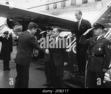 Ankunft von Roberto F. Chiari, Präsident von Panama, 11:00am Uhr. Präsident John F. Kennedy schüttelt die Hände mit Präsident von Panama, Roberto F. Chiari (Mitte), bei der Ankunft von Präsident Chiariu0027s am Militärflugdienst (MAT) Terminal. US-Chef des Protokolls, Angier Biddle Duke, steht auf der Flugzeugtreppe auf der rechten Seite. Alle anderen sind nicht identifiziert. Washington National Airport, Washington, D.C. Stockfoto