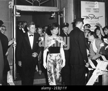 Präsident Kennedy u0026 First Lady Jacqueline Kennedy (JBK) sehen die Uraufführung von u0022Mr. Präsident,u0022 im Nationaltheater, 10:15pm Uhr. Präsident John F. Kennedy und First Lady Jacqueline Kennedy verlassen das Nationaltheater nach der Uraufführung des Musicals u201cMr. President.u201d auch im Bild: White House Secret Service Agent, Floyd Boring. Washington, D.C. Stockfoto