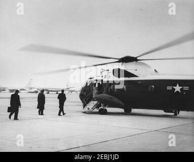 Präsident Kennedy kommt von Palm Beach, Florida, um 3:43pm Uhr auf der Andrews Air Force Base an. Präsident John F. Kennedy geht in Richtung eines Hubschraubers der United States Marines, nach seiner Ankunft auf der Andrews Air Force Base von Palm Beach, Florida. Maryland. Stockfoto