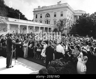 Besuch der Fulbright Austauschlehrer, 9:30am Uhr. Präsident John F. Kennedy (links, an Mikrofonen) hält Bemerkungen an eine Gruppe von Fulbright-Austauschlehrern im Rosengarten des Weißen Hauses, Washington, D.C..auch im Bild: White House Korrespondentin für United Press International (UPI), Helen Thomas; White House Secret Service Agent, Bill Payne. Stockfoto