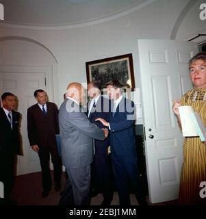 Präsident Kennedy nimmt an einer Präsentation einer hervorragenden Nachweiszitation an Harry J. Anslinger, ehemaliger Kommissar für Narkotika, 9:37am Uhr Teil. Generalstaatsanwalt Robert F. Kennedy schüttelt sich die Hände mit dem ehemaligen Kommissar für Betäubungsmittel, Harry J. Anslinger, nachdem Herr Anslinger eine hervorragende Rekordzitation erhalten hatte. Andere (L-R): Repräsentant Frank M. Karsten (Missouri); Stellvertretender Finanzminister, James A. Reed; Repräsentant J. Vaughan Gary von Virginia (meist versteckt); Finanzminister, C. Douglas Dillon; Sekretärin der Stellvertretenden Pressesekretärin, Barbara Gamarekian (vor der Tür Stockfoto