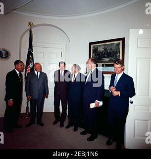 Präsident Kennedy nimmt an einer Präsentation einer hervorragenden Nachweiszitation an Harry J. Anslinger, ehemaliger Kommissar für Narkotika, 9:37am Uhr Teil. Präsentation eines hervorragenden Zitats an den ehemaligen Kommissar für Betäubungsmittel, Harry J. Anslinger. Von links nach rechts: Repräsentant Frank M. Karsten (Missouri); Herr Anslinger; Stellvertretender Finanzminister, James A. Reed; Repräsentant J. Vaughan Gary (Virginia); Finanzminister, C. Douglas Dillon; Generalstaatsanwalt, Robert F. Kennedy. Fish Room, White House, Washington, D.C. [Foto von Dan Lewis] [weißer Fleck im oberen rechten Teil von Stockfoto