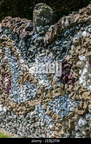 Verschiedenfarbige Felsen bilden ein Wandmosaik im Causland Memorial Park in Anacortes, Washington. Stockfoto